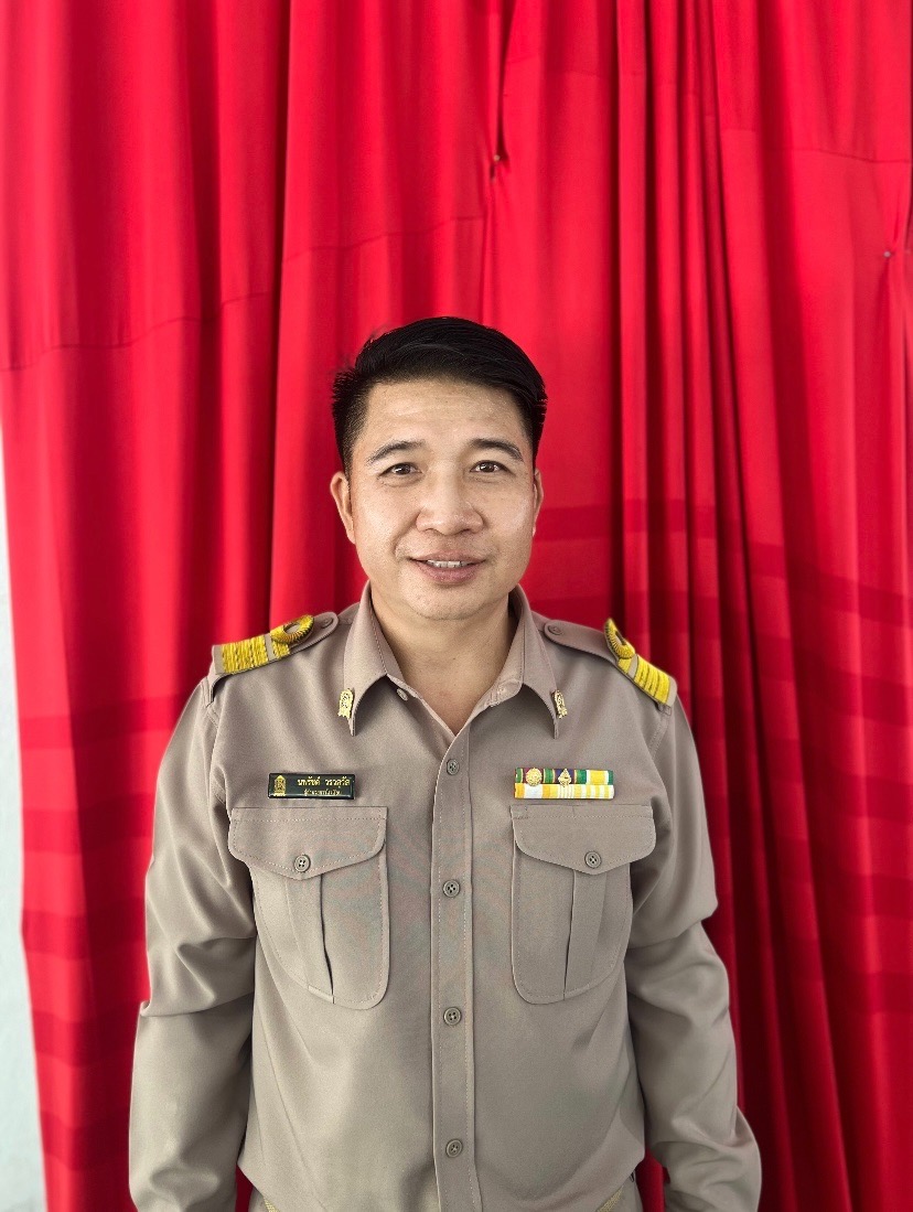 นายนพรัชต์ วรวสุวัส